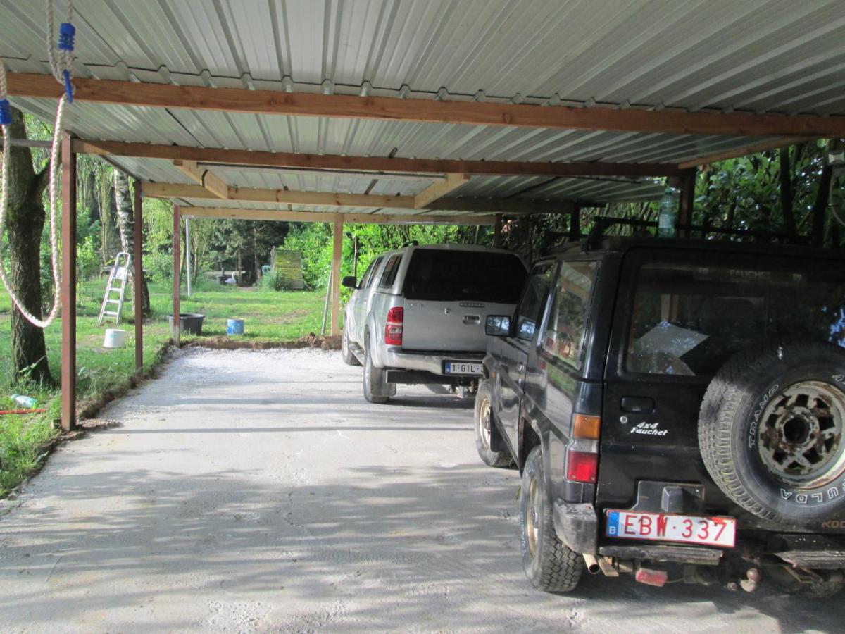 Florennes Gîte neuf 150 M2 devant un grand lac privé de 2 hectares poissonneux au milieu des bois Exterior foto