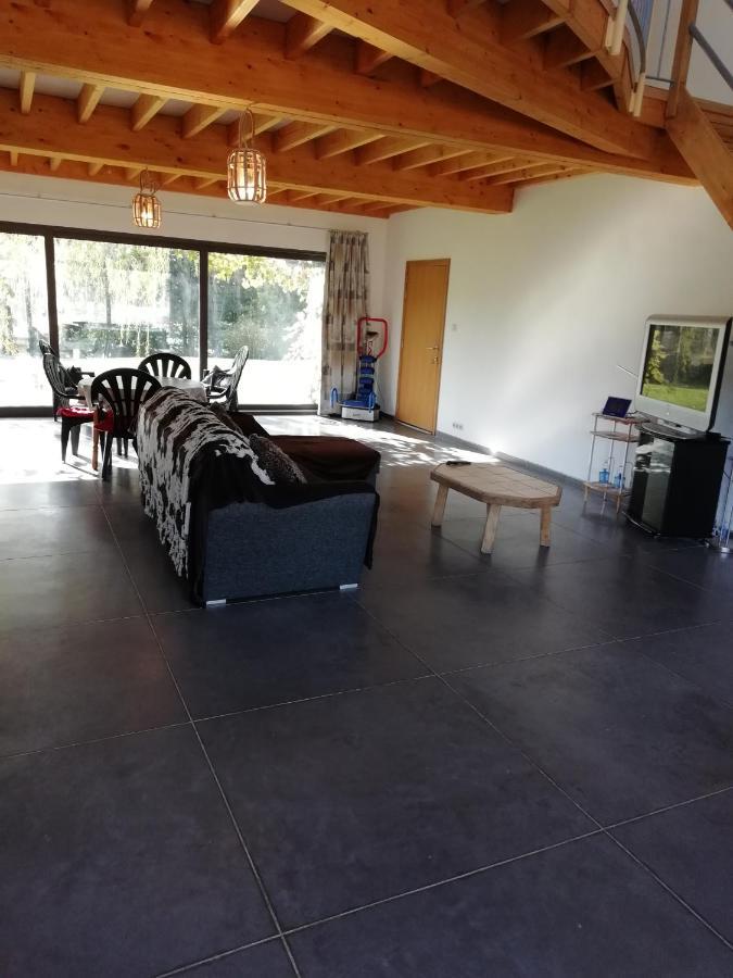 Florennes Gîte neuf 150 M2 devant un grand lac privé de 2 hectares poissonneux au milieu des bois Exterior foto