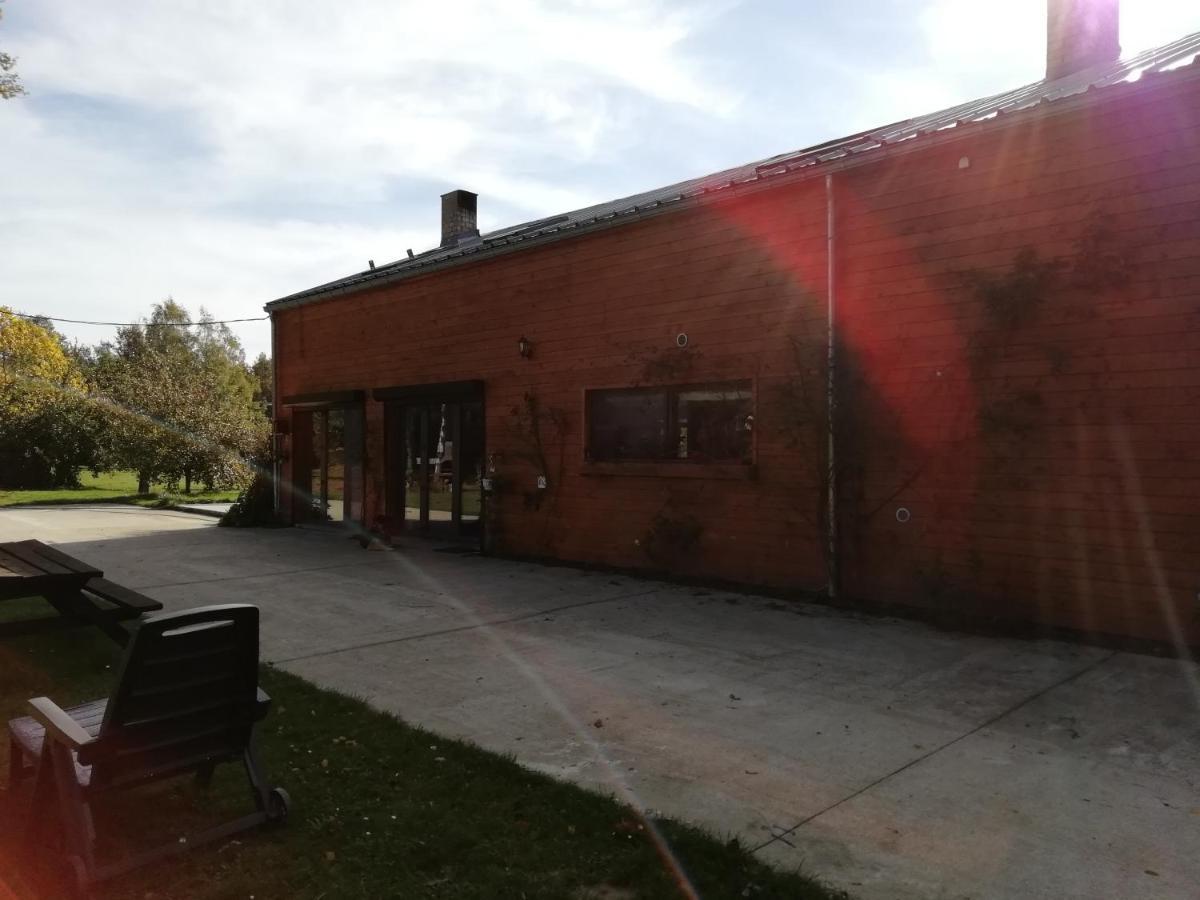 Florennes Gîte neuf 150 M2 devant un grand lac privé de 2 hectares poissonneux au milieu des bois Exterior foto