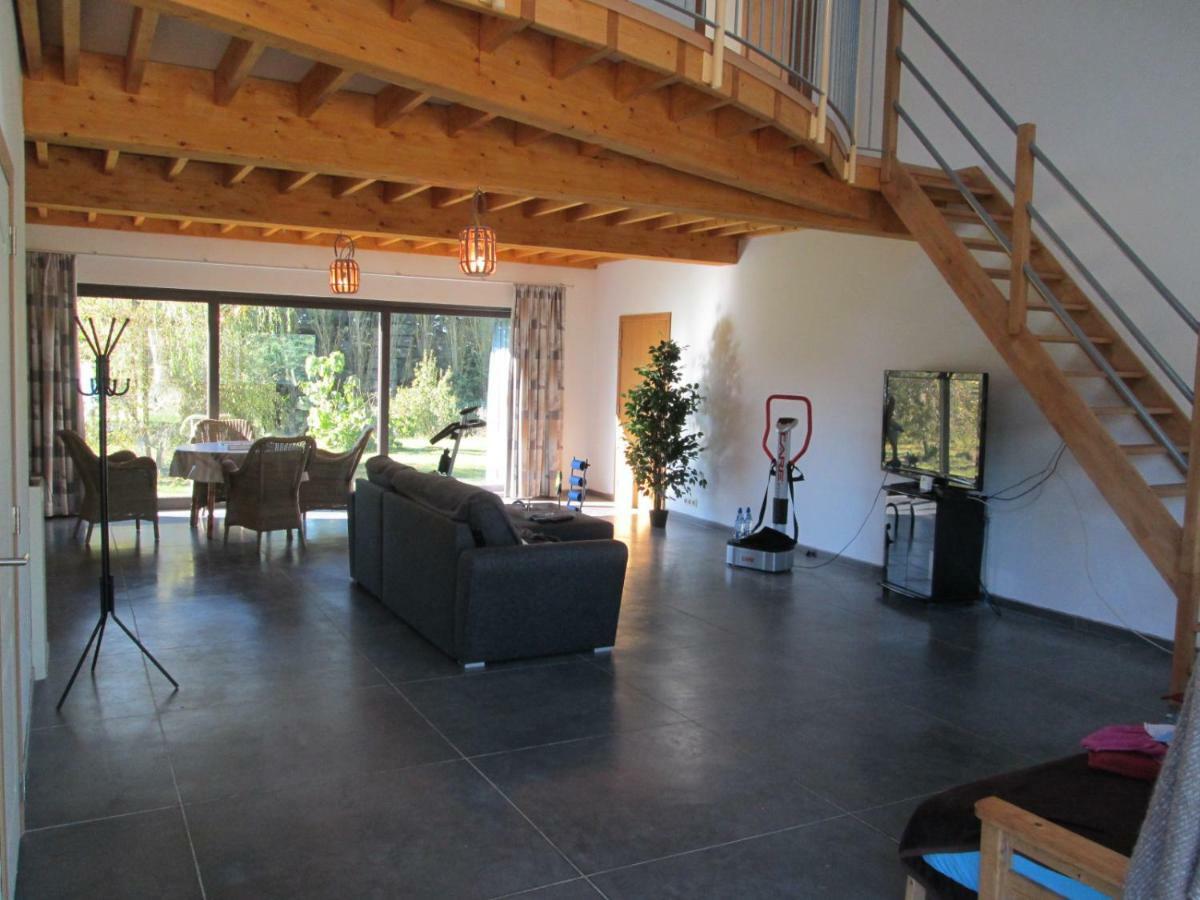 Florennes Gîte neuf 150 M2 devant un grand lac privé de 2 hectares poissonneux au milieu des bois Exterior foto