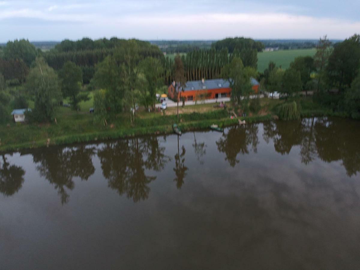 Florennes Gîte neuf 150 M2 devant un grand lac privé de 2 hectares poissonneux au milieu des bois Exterior foto
