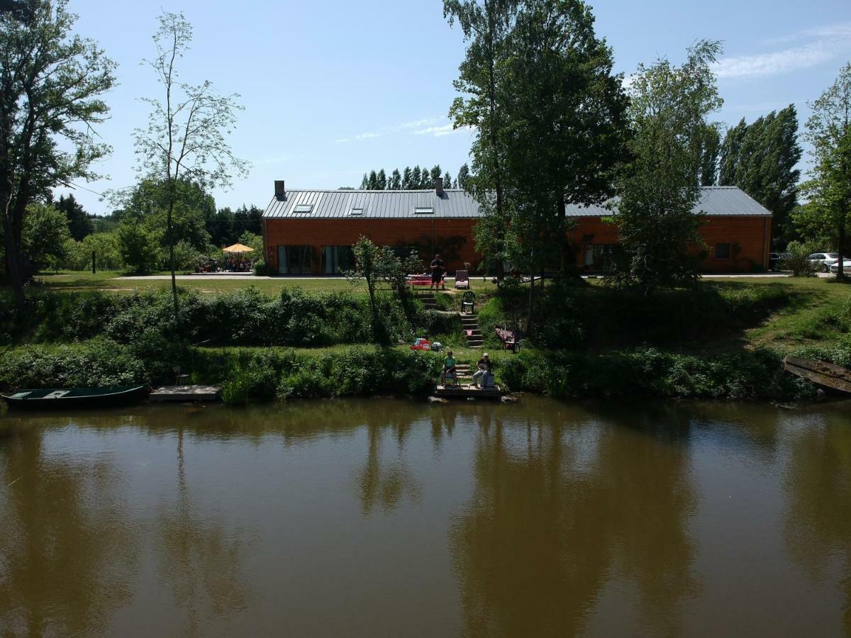 Florennes Gîte neuf 150 M2 devant un grand lac privé de 2 hectares poissonneux au milieu des bois Exterior foto