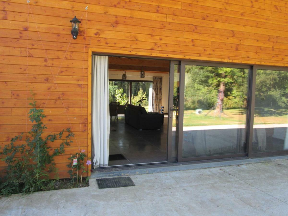 Florennes Gîte neuf 150 M2 devant un grand lac privé de 2 hectares poissonneux au milieu des bois Exterior foto
