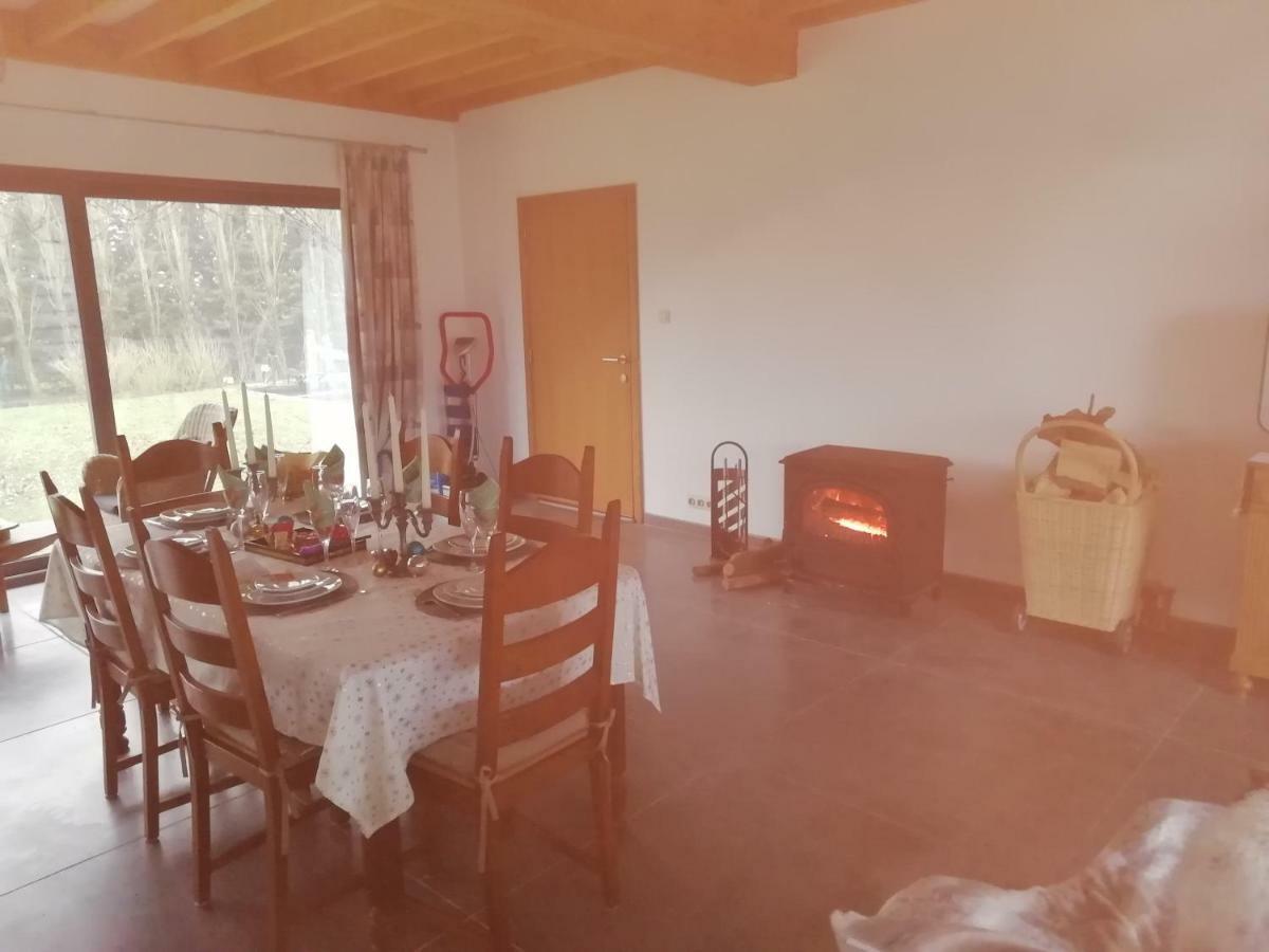 Florennes Gîte neuf 150 M2 devant un grand lac privé de 2 hectares poissonneux au milieu des bois Exterior foto