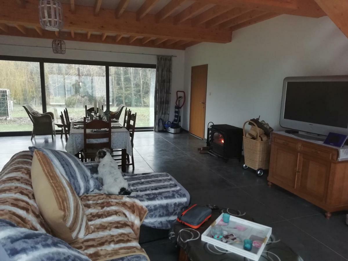 Florennes Gîte neuf 150 M2 devant un grand lac privé de 2 hectares poissonneux au milieu des bois Exterior foto